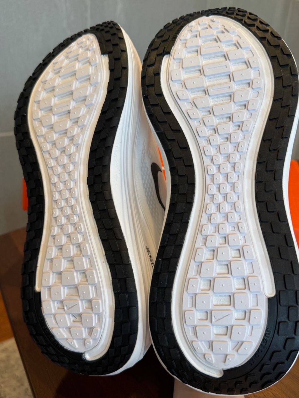 Men’s Nike Vomero Plus - Picture 3 of 3
